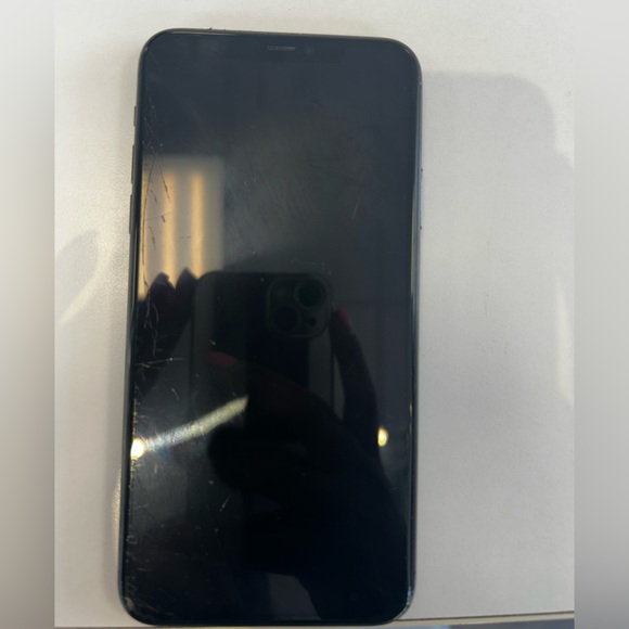 Apple iPhone 11 Pro Max - Picture 2 of 5